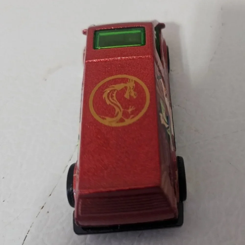 Hot Wheels Disney Mulan '69 Volkswagen Squareback Dream Van - Picture 5 of 6